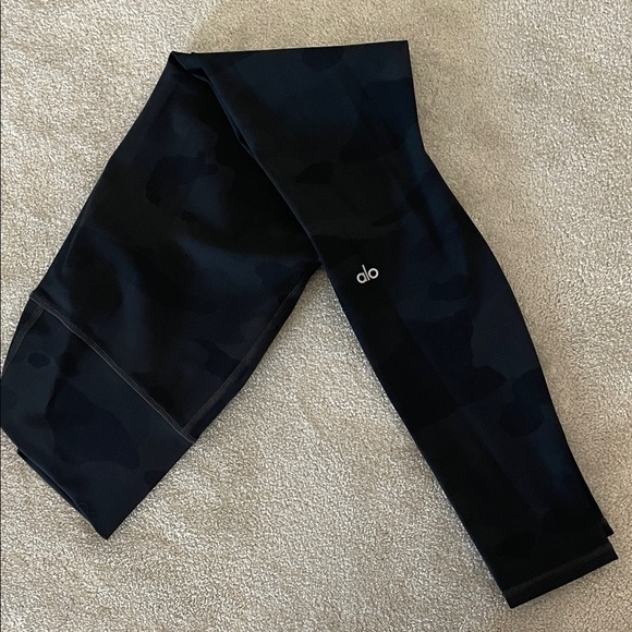 ALO Size M Black Dark Camouflage Leggings. Full length. - Picture 1 of 4